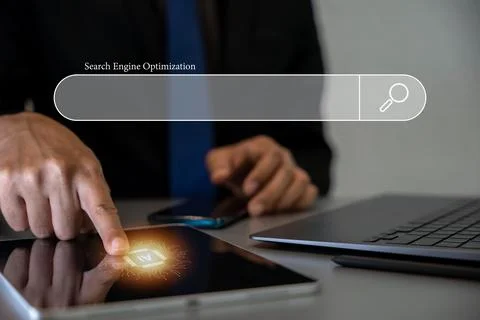 Man's hands using tablet computer for SEO and website optimization Foto stock