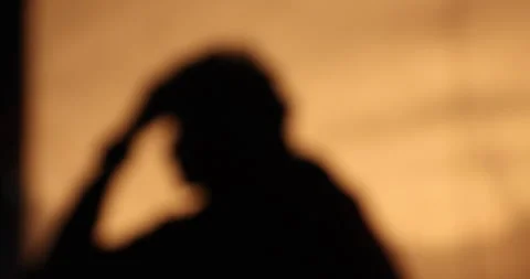 Man’s Head Silhouette in Yellow Light Vidéo 335433383