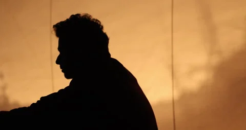 Man’s Head Silhouette in Yellow Light Vidéo 335433814