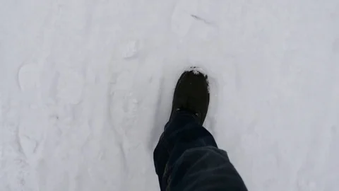 Man's Legs Walking Through The Snow 스톡 동영상 72246561