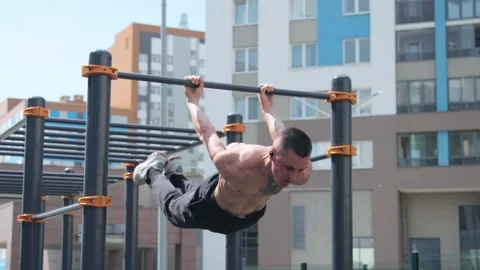 Man's outdoor workout in summer Stockbeeldmateriaal 160826729
