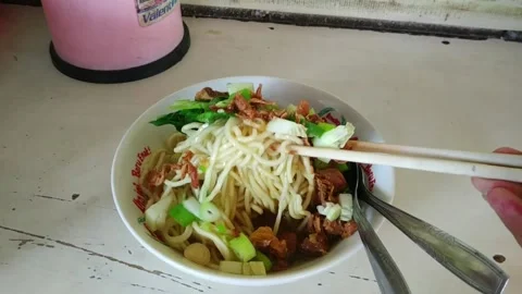 The man's right hand, took the chicken noodles using chopsticks Stock Footage 146564074