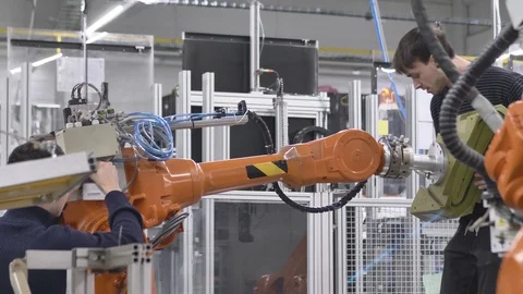 Mans setting up / taking down a tool of automatic industrial robot in automotive 動画素材 124609508