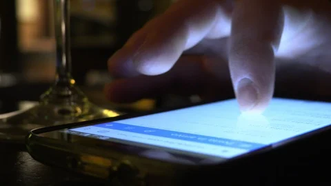 Mans'hand scrolling on smartphone in a restaurant 스톡 동영상 92769645