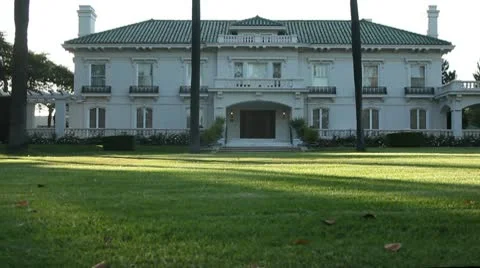 MANSION FRONTAL TRACKING SHOT Video stock 9089869