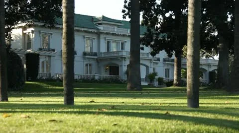 MANSION THRU TREES TRACKING SHOT Vidéo 9094528