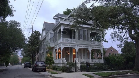Mansions at the New Orleans Garden District (Chestnut X Philip streets) Stock Footage