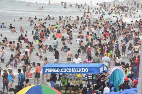MANTA-CARNAVAL 2023 Multitudinaria concurrencia de turistas a las playas p... Stock Photos