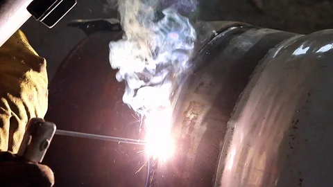 Manual arc welding of large diameter pipeline elements Video stock 110209272