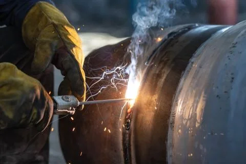 Manual arc welding of large diameter pipeline elements Foto stock