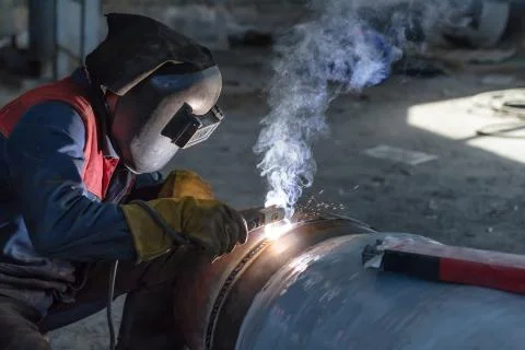 Manual arc welding of large diameter pipeline elements Foto stock