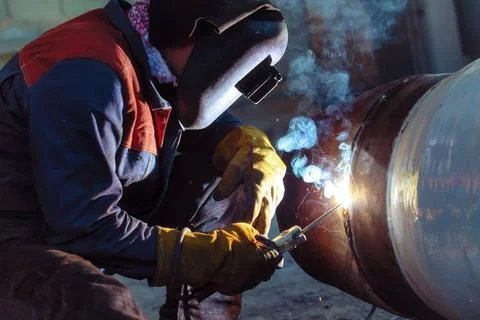 Manual arc welding of large diameter pipeline elements Manual arc welding ... Foto stock