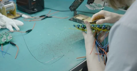 Manual Assembly Of Circuit Board Vidéo 73501106