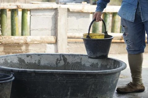 Manual Cement mixing process Foto stock