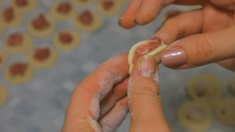 Manual formation of dough with meat inside to make dumplings. Video stock 102331540