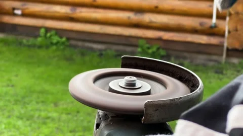 Manual grinding of the bolt on the angle grinder disk. A grinding bolt strikes Vídeo Stock 243664831