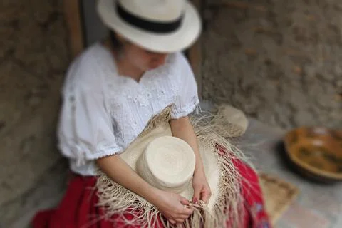 Manual Panama Hat weaving process Foto stock