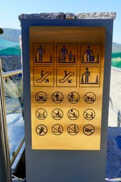 Manual pointer guide to the behavior of people on the escalator 库存照片