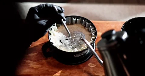 Manual pour over coffee extraction reaches even saturation as bloom settles Vídeo Stock 339926852