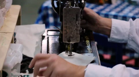 Manual powered sewing machine demonstration Stock-Footage 913050