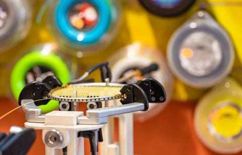 Manual stringing of a badminton racket in service Foto stock