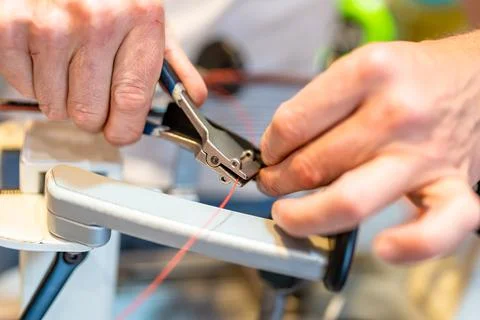 Manual stringing of a badminton racket in service Stock-Fotos