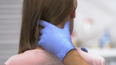 Manual therapist examination of trigger zone female patients neck, back view Stock-Footage 117382783