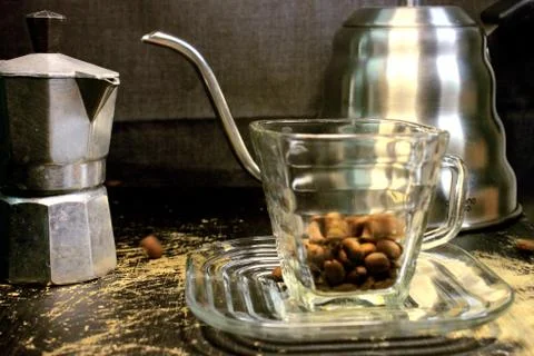 Manual tools for processing a cup of coffee, ranging from coffee cups, mocha  Foto stock