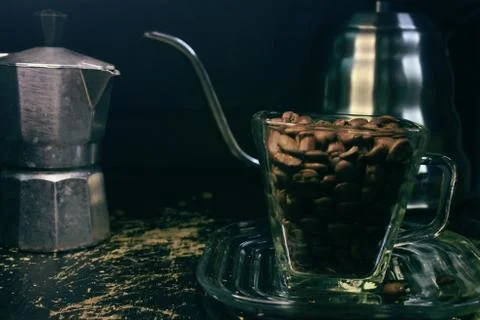 Manual tools for processing a cup of coffee, ranging from coffee cups, mocha  Foto stock