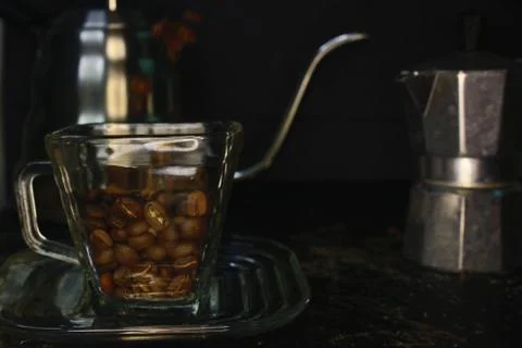 Manual tools for processing a cup of coffee, ranging from coffee cups, mocha  Foto stock