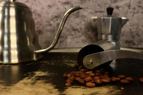 Manual tools for processing a cup of coffee, ranging from coffee cups, mocha  Foto stock