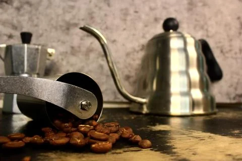 Manual tools for processing a cup of coffee, ranging from coffee cups, mocha  Foto stock