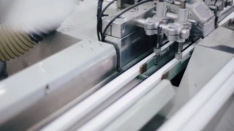 Manual worker assembling PVC doors and windows. 库存影片 129367070