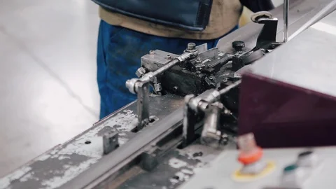 Manual worker assembling PVC doors and windows. Vídeo Stock 129384419