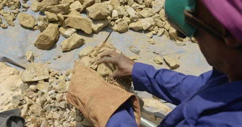 Manual worker in mine, Kenya 動画素材 141442938