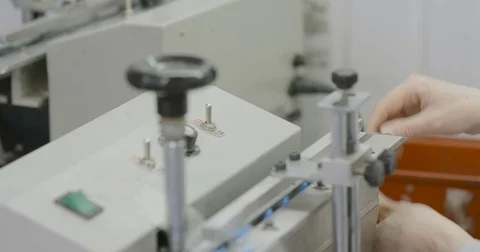 Manuall processing electronic parts for PCB. 库存影片 73502970