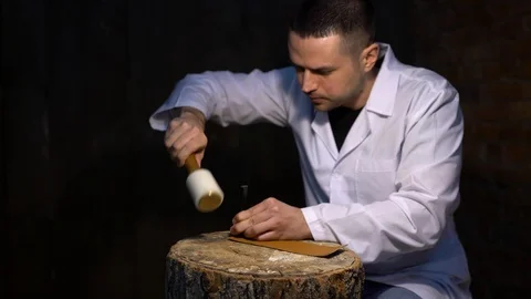 Manually cutting of skin during craft manufacturing leather goods. Workshop of Vídeo Stock 87160234