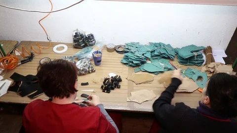 Manually cutting of skin during craft manufacturing leather goods. Workshop of s 動画素材 90272740