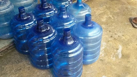 Manually filling gallons of water Stock Footage 282707967