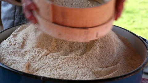 Manually Sifting corn flour 動画素材 127078365