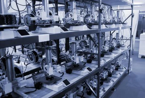Many 3D printers printing object 3D printers printing model from molten plastic 库存照片