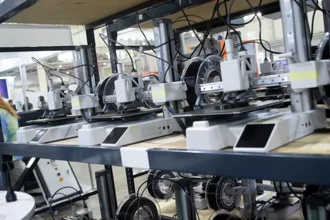 Many 3D printers printing object 3D printers printing model from molten plastic 库存照片