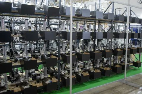 Many 3D printers printing an object. 3D printers simultaneously printing model 库存照片
