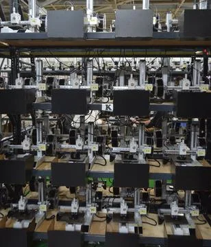 Many 3D printers printing an object. 3D printers simultaneously printing model 库存照片