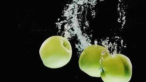 Many apples falling into water in slow motion Video stock 75004357
