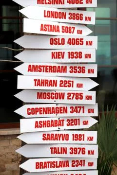 Many arrow pointers of cities with the distance to them in kilometers Foto stock