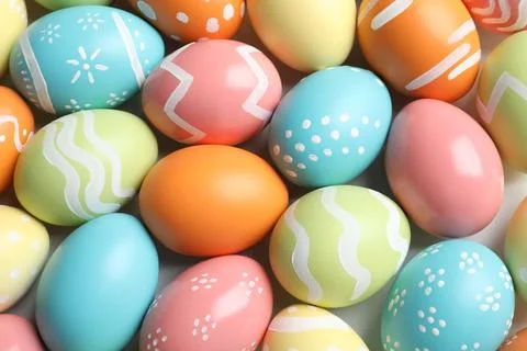 Many beautiful painted Easter eggs as background, top view Foto stock