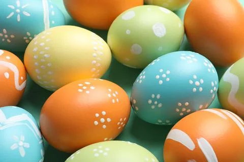 Many beautiful painted Easter eggs as background, closeup Foto stock