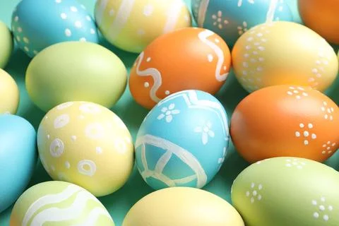 Many beautiful painted Easter eggs as background, closeup Foto stock
