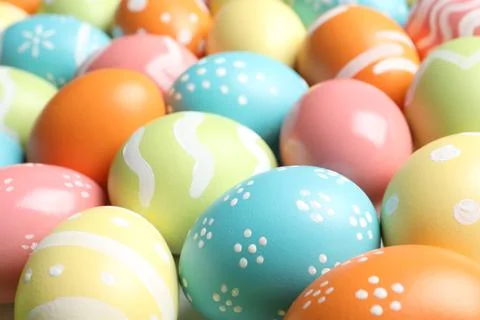 Many beautiful painted Easter eggs as background, closeup Foto stock